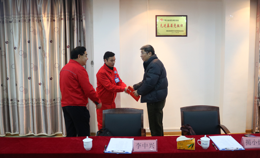 集團公司黨委書(shū)記、董事長(cháng)揭小健一行到高安公司慰問(wèn)調研1_副本.jpg