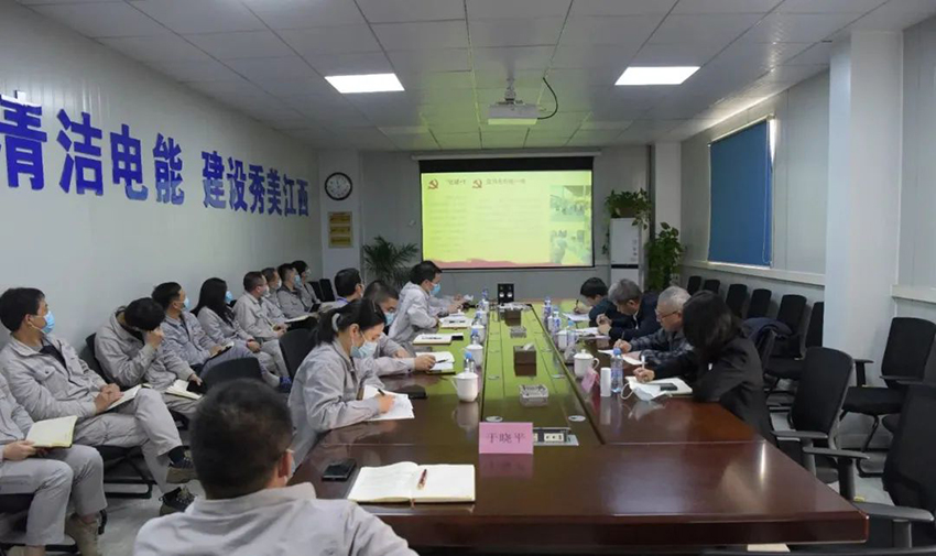 揭小健列席旁聽(tīng)豐電三期黨支部黨的二十大精神專(zhuān)題學(xué)習會(huì ).jpg